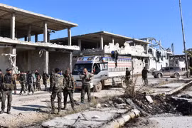 Lực lượng ủng hộ Chính phủ Syria sau khi giành lại quyền kiểm soát quận Myessar, phía đông Aleppo ngày 4/12. (Nguồn: AFP/TTXVN)