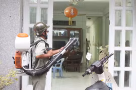 Phun xịt thuốc tại khu vực dân cư phường 25, quận Bình Thạnh. (Ảnh: Phương Vy/TTXVN)