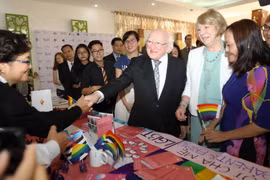 Tổng thống Michael D. Higgins và Phu nhân dự Ngày hội "Vì cộng đồng" do tổ chức Irish Aid tổ chức. (Ảnh: Thanh Vũ/TTXVN)