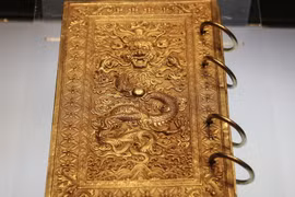 Kim sách bạc mạ vàng, niên hiệu Bảo Đại thứ 9 (1934). (Ảnh: Hà My/TTXVN phát)