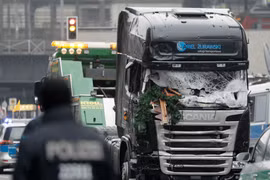 Hiện trường vụ đâm xe tải ở chợ Giáng sinh Breitscheidplatz tại quận Charlottenburg, trung tâm thủ đô Berlin. (Nguồn: AP)