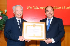 Thủ tướng Nguyễn Xuân Phúc trao tặng Huy hiệu 55 năm tuổi đảng cho ông Vũ Khoan, nguyên Bí thư Trung ương Đảng, nguyên Phó Thủ tướng Chính phủ. (Ảnh: Thống Nhất/TTXVN)
