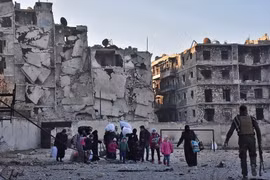Người dân Syria sơ tán khỏi khu vực phía đông Aleppo để đến quận Bab al-Hadid - nơi quân Chính phủ giành lại quyền kiểm soát từ phiến quân, ngày 7/12. (Nguồn: AFP/TTXVN)
