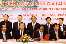 Thủ tướng Nguyễn Xuân Phúc chứng kiến lễ ký biên bản ghi nhớ hợp tác đầu tư vào tỉnh Gia Lai. (Ảnh: Thống Nhất/TTXVN)