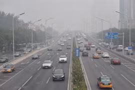 Ôtô di chuyển trên đường phố Bắc Kinh, Trung Quốc. (Nguồn: THX/TTXVN)