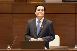 Bộ trưởng Bộ Giáo dục và Đào tạo Phùng Xuân Nhạ trả lời chất vấn của đại biểu Quốc hội, sáng 16/11. (Ảnh: Doãn Tấn/TTXVN)