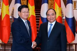 Thủ tướng Nguyễn Xuân Phúc đón, hội đàm với Thủ tướng Lào Thongloun Sisoulith. (Ảnh: Thống Nhất/TTXVN)