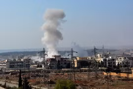 Khói bốc lên sau các vụ không kích của quân đội Syria và đồng minh ở phía tây thành phố Aleppo ngày 11/11. (Nguồn: EPA/TTXVN)