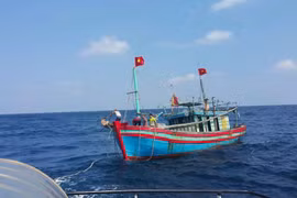 Lai dắt một tàu cá gặp nạn trên biển. Ảnh minh họa. (Nguồn: TTXVN)