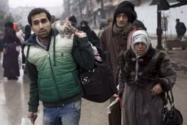Người dân Syria sơ tán khỏi các khu vực do quân nổi dậy kiểm soát để đến các khu vực đã được quân Chính phủ giải phóng ở Aleppo ngày 13/12. (Nguồn: AFP/TTXVN)