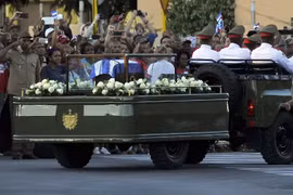 Đoàn xe rước tro cốt của lãnh tụ Fidel Castro. (Nguồn: AFP)