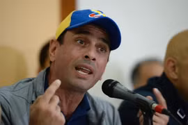 Lãnh đạo phe đối lập Henrique Capriles trong cuộc họp báo ở Caracas, Venezuela ngày 10/10. (Nguồn: AFP/TTXVN)