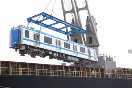 Toa xe đầu tiên của đoàn tàu số 12 metro Bến Thành-Suối Tiên được cầu khỏi tàu vận chuyển. (Ảnh: Tiến Lực/TTXVN)
