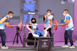 Nữ đô cử Đặng Thị Phương Linh tranh tài ở nội dung 50 kg. (Ảnh: TTXVN phát)