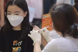 Nhân viên y tế quận Đống Đa (Hà Nội) tiêm vaccine cho học sinh trường THCS Bế Văn Đàn. (Ảnh: Minh Quyết/TTXVN)