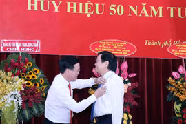 Ủy viên Bộ Chính trị, Thường trực Ban Bí thư Võ Văn Thưởng (trái) trao tặng Huy hiệu 50 năm tuổi Đảng cho nguyên Chủ tịch nước Trương Tấn Sang. (Ảnh: Xuân Khu/TTXVN)