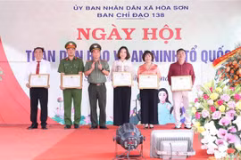 Các tập thể có thành tích tiêu biểu trong phong trào toàn dân bảo vệ an ninh Tổ quốc nhận Giấy khen của Giám đốc Công an tỉnh tại Ngày hội. (Ảnh: Anh Tuấn/TTXVN)