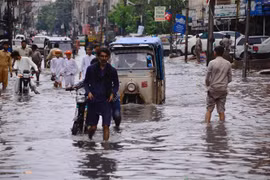 Cảnh ngập lụt sau những trận mưa lớn tại Hyderabad, Pakistan. (Ảnh: THX/TTXVN)