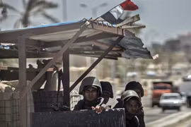 Cảnh sát Ai Cập gác tại một chốt kiểm soát ở El-Arish, Bắc Sinai. (Ảnh: AFP/TTXVN)