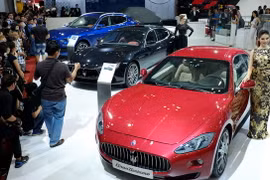 Khách tham quan tìm hiểu các mẫu xe mới được trưng bày tại VIMS 2016. (Ảnh: Thế Anh/TTXVN)
