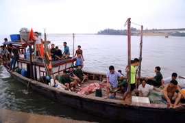 Các nạn nhân vụ chìm tầu được đưa vào đất liền an toàn. (Ảnh: Trần Tĩnh/TTXVN)