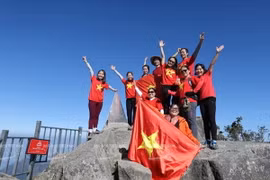 Du khách thích thú, hân hoan trên đỉnh Fansipan. (Ảnh: Tất Sơn) 