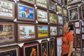 Sản phẩm thêu ren truyền thống Văn Lâm. (Ảnh: Thùy Dung/TTXVN) 