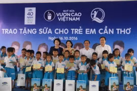 Chủ tịch Quốc Hội Nguyễn Thị Kim Ngân trao tặng sữa cho trẻ em thành phố Cần Thơ. (Ảnh: Ngọc Thiện/TTXVN)