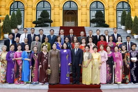 Phó Chủ tịch nước Đặng Thị Ngọc Thịnh chụp ảnh chung với các đại biểu. (Ảnh: Doãn Tấn/TTXVN) 