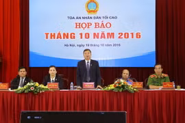 Ông Nguyễn Sơn, Phó Chánh án Tòa án nhân dân tối cao phát biểu tại buổi họp báo. (Ảnh: Doãn Tấn/TTXVN)