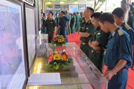 Các đại biểu, lực lượng vũ trang tham quan triển lãm. (Ảnh: Văn Sơn/TTXVN)