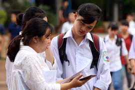 Thí sinh sau khi hoàn thành môn thi cuối cùng tại điểm thi Trường THPT thành phố Điện Biên Phủ, tỉnh Điện Biên. (Ảnh: Phan Tuấn Anh/TTXVN)