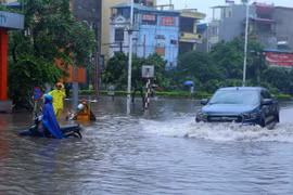 Mưa lớn gây ngập sâu tại khu vực Minh Khai. (Ảnh: Cương Quyết/TTXVN)