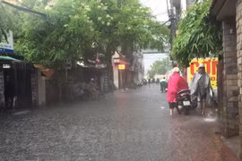 Mưa ngập tại Hà Nội đã khiến cho nhiều xe chết máy. (Nguồn: Sơn Bách/Vietnam+)
