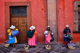 "Những người bán hàng rong tại thành phố di sản San Miguel de Allende" qua góc nhìn của nhiếp ảnh gia Nguyễn Việt Thanh. (Ảnh: Tác giả cung cấp)