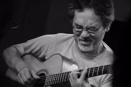 Masa Sumide là một trong những nghệ sỹ độc tấu guitar hàng đầu của Nhật Bản. (Ảnh: BTC)