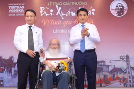 Tổng Giám đốc Thông tấn xã Việt Nam Nguyễn Đức Lợi và Chủ tịch Ủy ban Nhân dân Thành phố Hà Nội Nguyễn Đức Chung trao Giải thưởng Lớn-Vì tình yêu Hà Nội cho phó giáo sư-tiến sỹ-nhà giáo ưu tú Nguyễn Thừa Hỷ. (Ảnh: BTC)