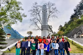 Trong hành trình Về nguồn, tập thể Báo Điện tử VietnamPlus tới thăm Khu Di tích quốc gia đặc biệt Pác Bó, Cao Bằng. (Ảnh: Vietnam+)