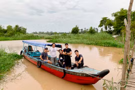 Đoàn làm phim khảo sát bối cảnh tại miền Tây sông nước. (Ảnh: Nghệ sỹ cung cấp)