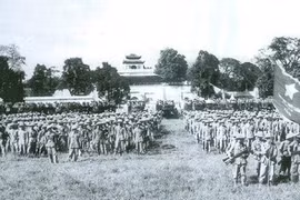 Lễ chào cờ chiều 10/10/1954 tại sân Đoan Môn (Hoàng thành Thăng Long) do Ủy ban Quân chính thành phố tổ chức.