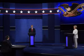 Ông Trump và bà Clinton đã bước vào cuộc tranh luận tay đôi cuối cùng. (Nguồn: Washington Post)