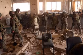 Binh sỹ quân đội Syria đang giành ưu thế tại thành phố Aleppo. (Nguồn: Russia Insider)