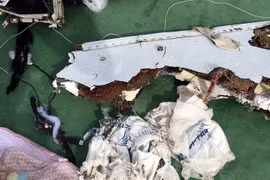 Nhà chức trách đã vớt nhiều mảnh vỡ được cho là của chiếc máy bay xấu số (Nguồn: RT)