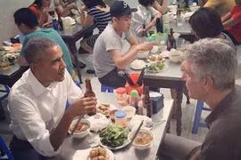 Ông Obama thưởng thức bún chả Hương Liên khi thăm Việt Nam. (Nguồn: Tribune.com.pk)