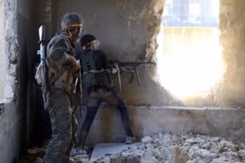 Phiến quân nổ súng vào quân chính quyền Syria ở Aleppo. (Nguồn: Telegraph)