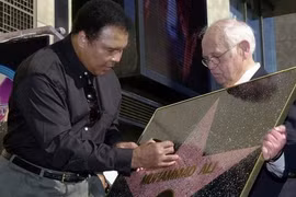 Muhammad Ali trong lễ gắn sao mang tên ông tại Đại lộ danh vọng hồi năm 2002 (Nguồn: Tumblr) 
