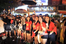 Cổ động viên ăn mừng chiến thắng của đội U23 Việt Nam trên đường Lê Đức Thọ (Hà Nội). (Ảnh: Phạm Tuấn Anh/TTXVN)