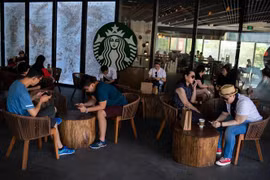 Khách tại tại một cửa hàng của Starbucks ở Bắc Kinh, Trung Quốc. (Ảnh: AFP/TTXVN)