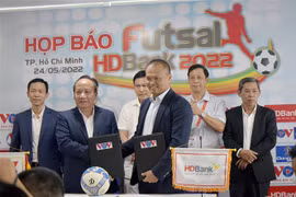 Đại diện VOV và HDBank ký kết hợp tác tổ chức Giải futsal HDBank Vô địch Quốc gia và Giải futsal Cúp Quốc gia năm 2022. (Ảnh: Tiến Lực/TTXVN)