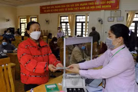 Ngân hàng Chính sách Xã hội giải ngân cho vay hỗ trợ việc làm và cho vay học sinh, sinh viên. (Ảnh: Đặng Tuấn/TTXVN)